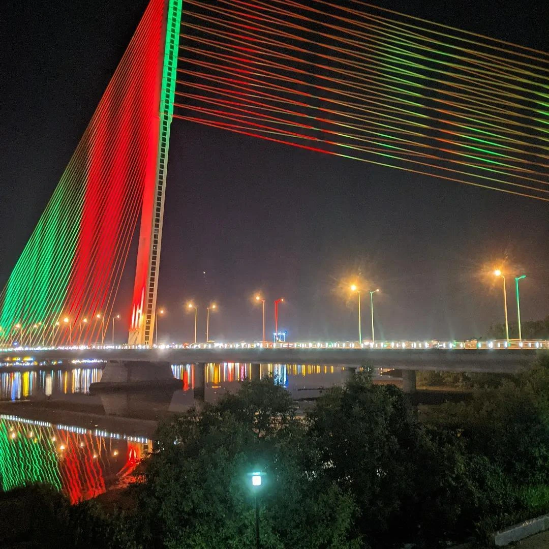Cầu lung linh về đêm
